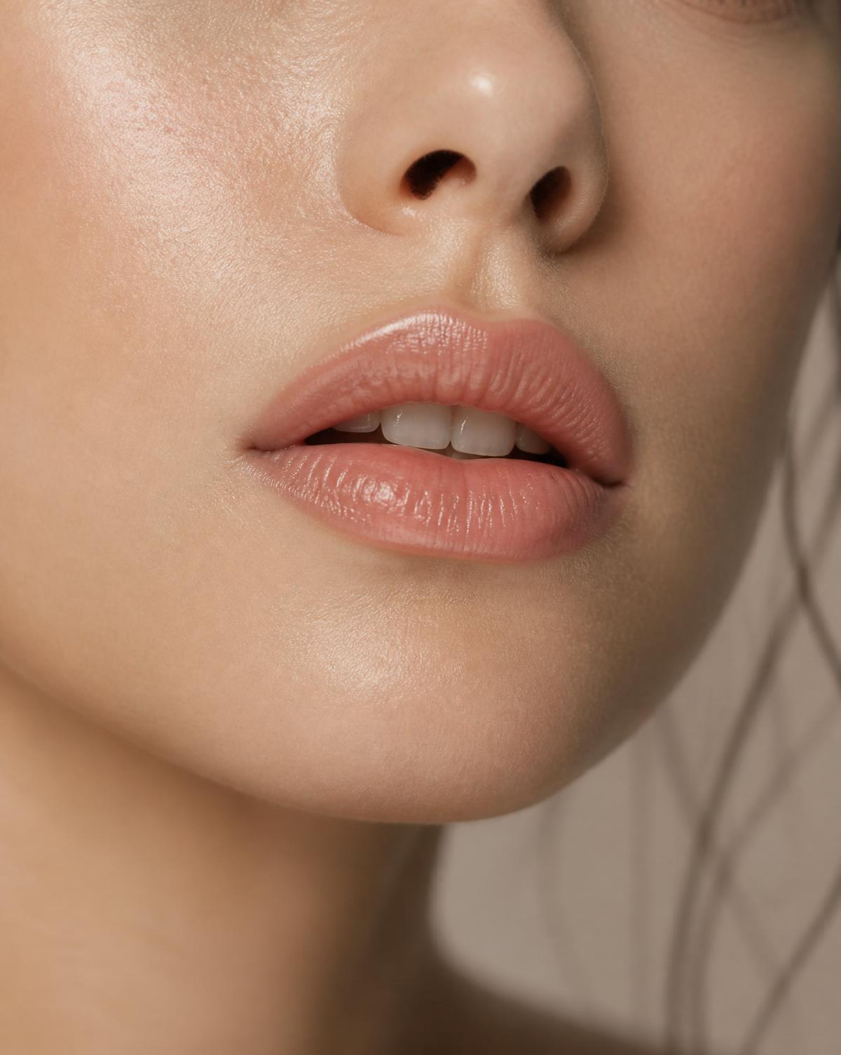 Lipdetail met satijnen finish